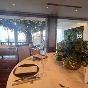 披露宴の会場で試食会がありました。大きな木が印象的で飾るお花に色が入れば華やかになりそうな雰囲気。