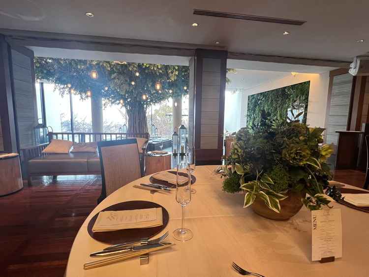 披露宴の会場で試食会がありました。大きな木が印象的で飾るお花に色が入れば華やかになりそうな雰囲気。