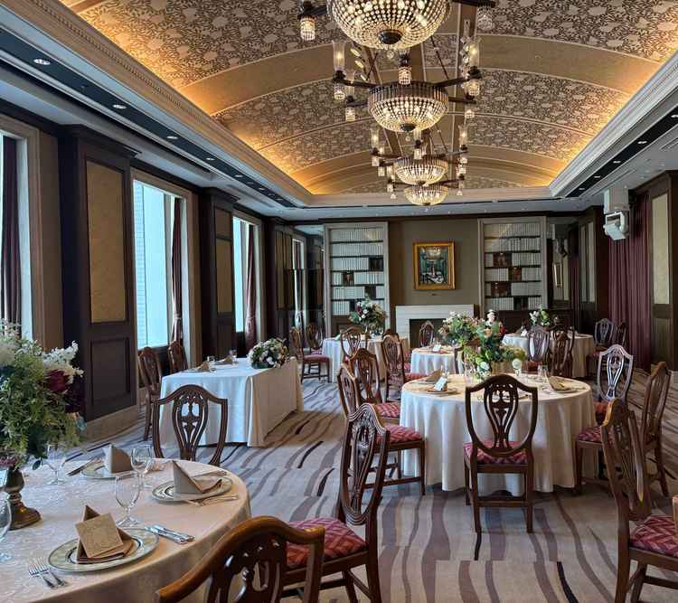 二つ目に見せて頂いた披露宴会場。大きな窓から景色が大阪の景色も見られ、ゴージャスな雰囲気だった