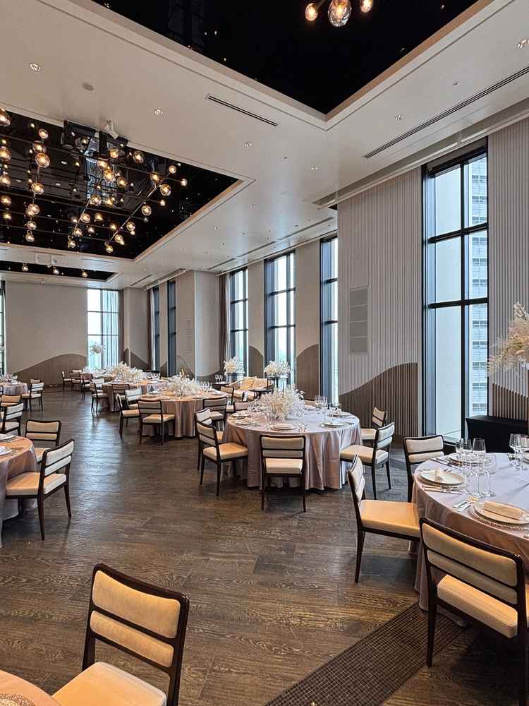 会場の写真です。天井も高く、デザイン性に富んだ素敵な会場でした。