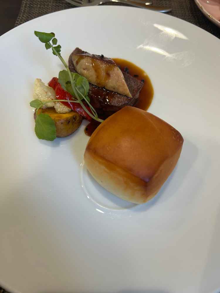 試食したメインの写真。食材の飾り方、食器等も綺麗だった。