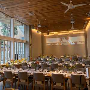 披露宴会場は華美な装飾や色などが無いので、好きな花や装飾で雰囲気を変えられる点が凄く魅力的でした。