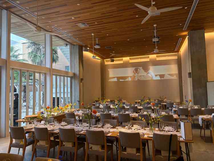 披露宴会場は華美な装飾や色などが無いので、好きな花や装飾で雰囲気を変えられる点が凄く魅力的でした。