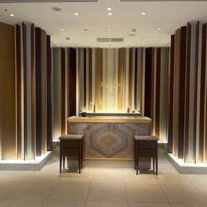 壁が木目でシック。当日はクロークになる。写真映えするので、ここで新郎新婦が写真を撮るそうです。