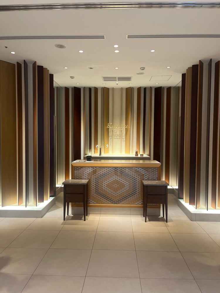 壁が木目でシック。当日はクロークになる。写真映えするので、ここで新郎新婦が写真を撮るそうです。