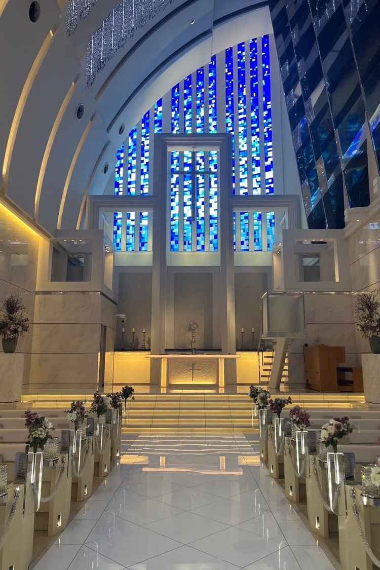 ステンドガラスの大聖堂がすごく綺麗でした。天井も高いのも印象的でした。