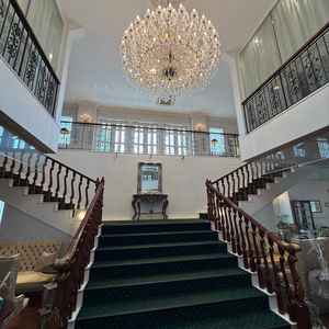 煌びやかなシャンデリア。その周りには、ゲストが団欒できるよう数カ所にソファが配置されている。