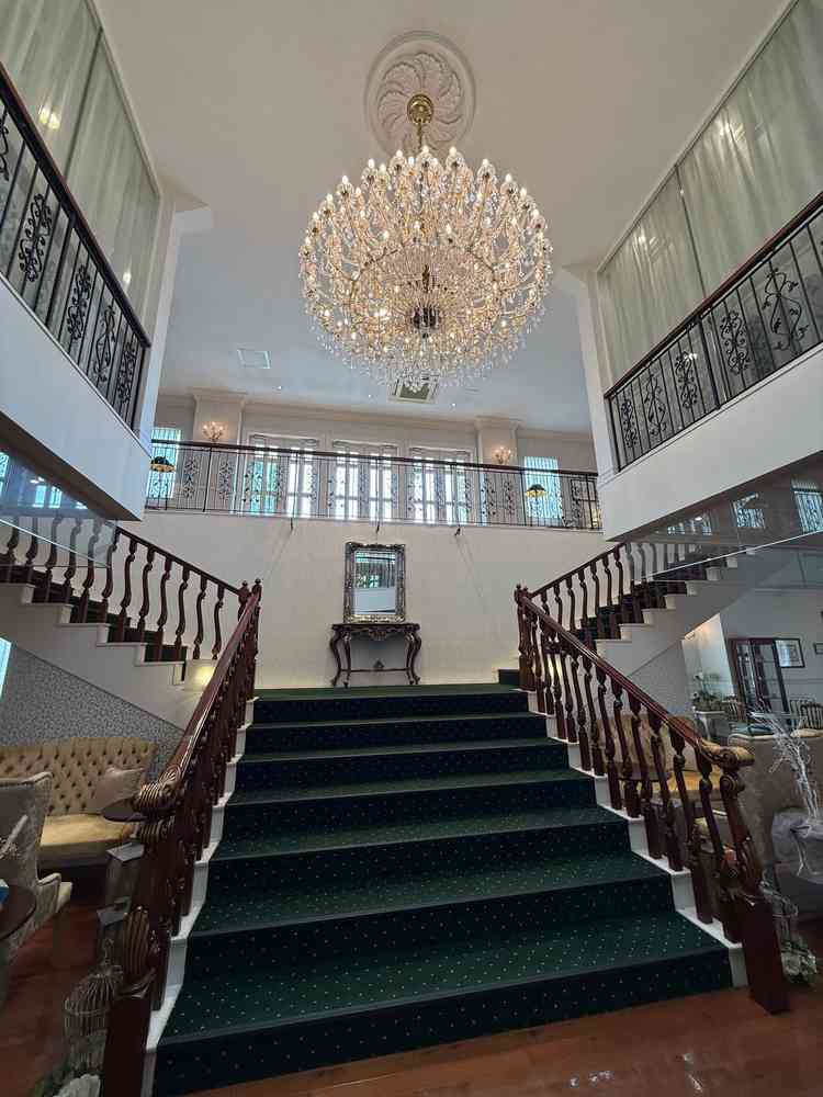 煌びやかなシャンデリア。その周りには、ゲストが団欒できるよう数カ所にソファが配置されている。