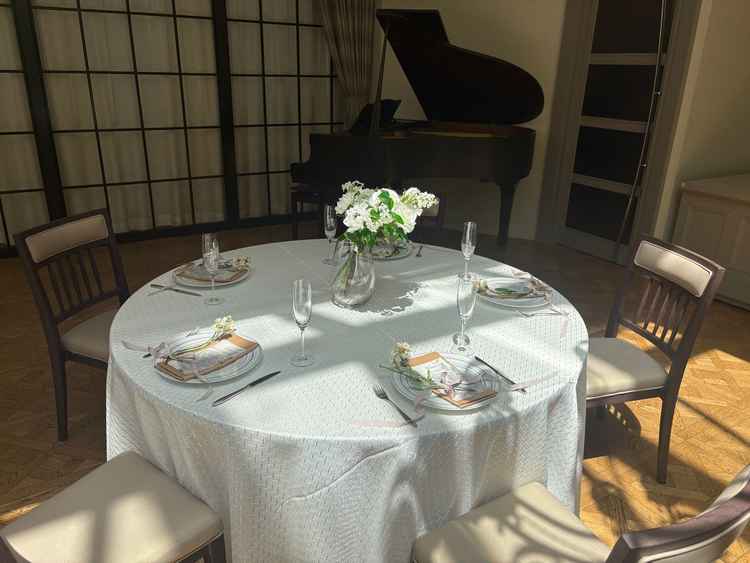 披露宴会場は白が基調とされており、どんなウェディングドレスやカラードレスを着ても映えると思いました。