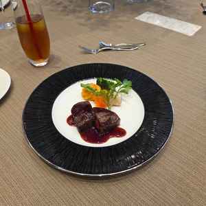 ハーフコースの試食。メインの肉料理