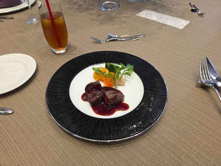 ハーフコースの試食。メインの肉料理