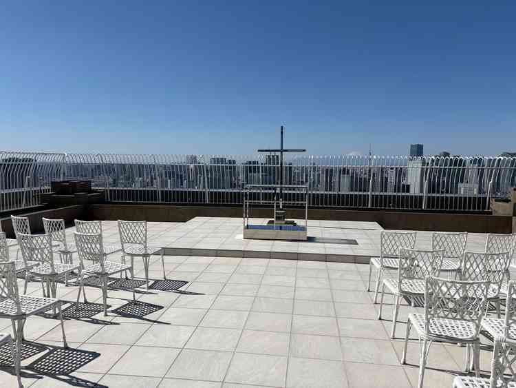 屋外チャペル。都内の景色が一望できて開放感がすごい。晴れていれば最高のロケーション。