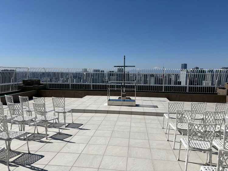 屋外チャペル。都内の景色が一望できて開放感がすごい。晴れていれば最高のロケーション。