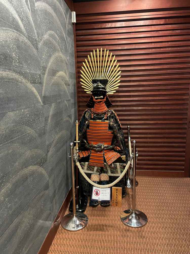 迎賓館内にある豊臣秀吉の甲冑。目を引き、とても印象に残った。
