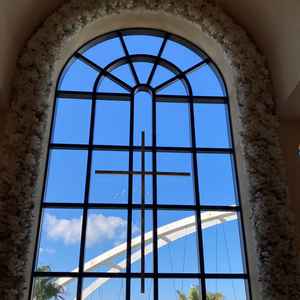 挙式会場からの景色。車がたくさん見えるのはマイナスポイント