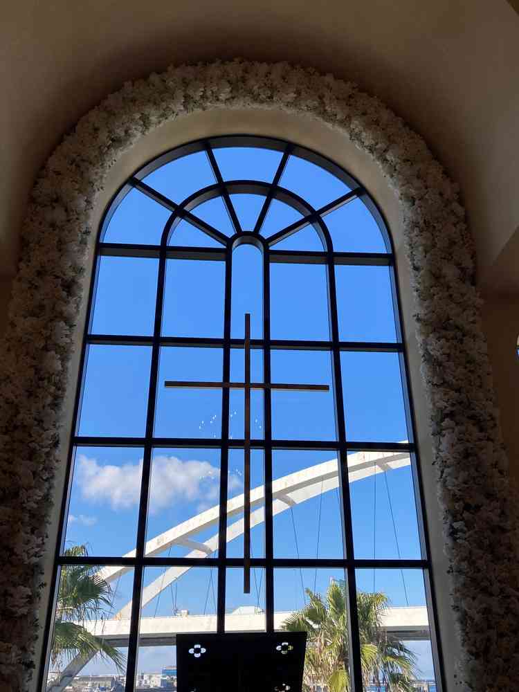 挙式会場からの景色。車がたくさん見えるのはマイナスポイント