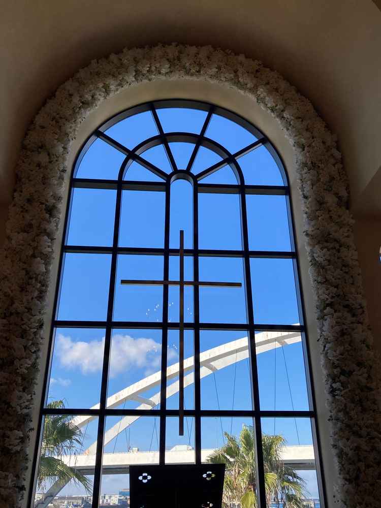 挙式会場からの景色。車がたくさん見えるのはマイナスポイント