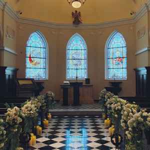 床のタイルが珍しくて印象的でした！クラシックな雰囲気にステンドグラスから漏れる光が綺麗なチャペル！