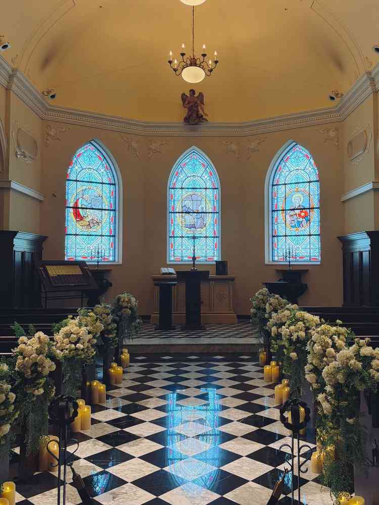 床のタイルが珍しくて印象的でした！クラシックな雰囲気にステンドグラスから漏れる光が綺麗なチャペル！