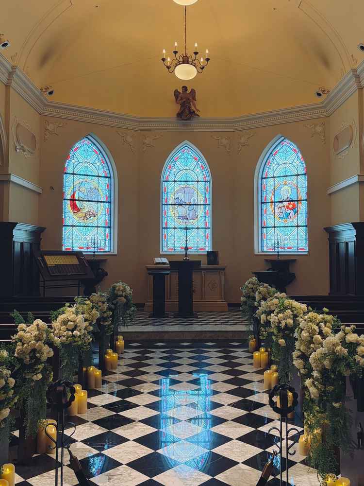 床のタイルが珍しくて印象的でした！クラシックな雰囲気にステンドグラスから漏れる光が綺麗なチャペル！