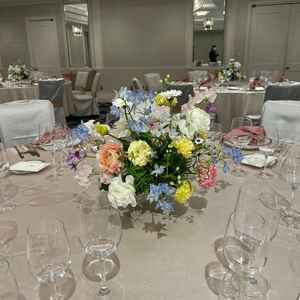 テーブルコーディネートの写真。テーブルクロスやナプキンのカラーも20種類ほど用意されているとのこと。