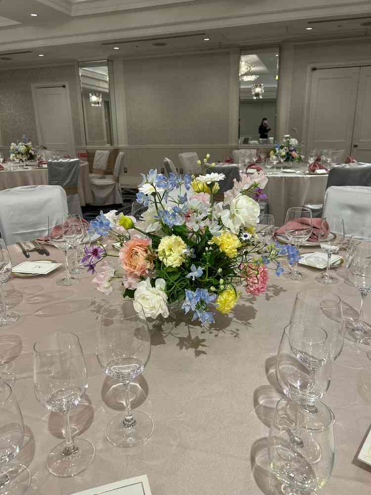 テーブルコーディネートの写真。テーブルクロスやナプキンのカラーも20種類ほど用意されているとのこと。