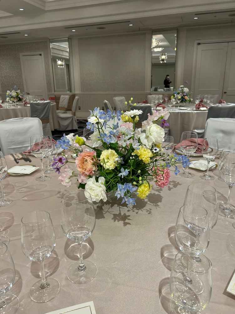 テーブルコーディネートの写真。テーブルクロスやナプキンのカラーも20種類ほど用意されているとのこと。