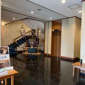 本殿までの階段を登れない人のためにエレベーターがあった