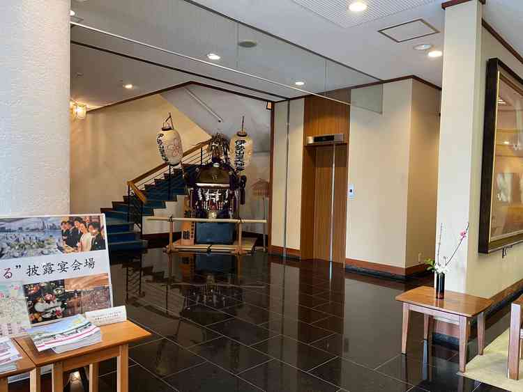 本殿までの階段を登れない人のためにエレベーターがあった