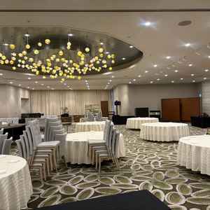 オリーブの会場は、天井にオリーブをイメージした球体が綺麗で、カーテンの外には貸切のガーデンがあります