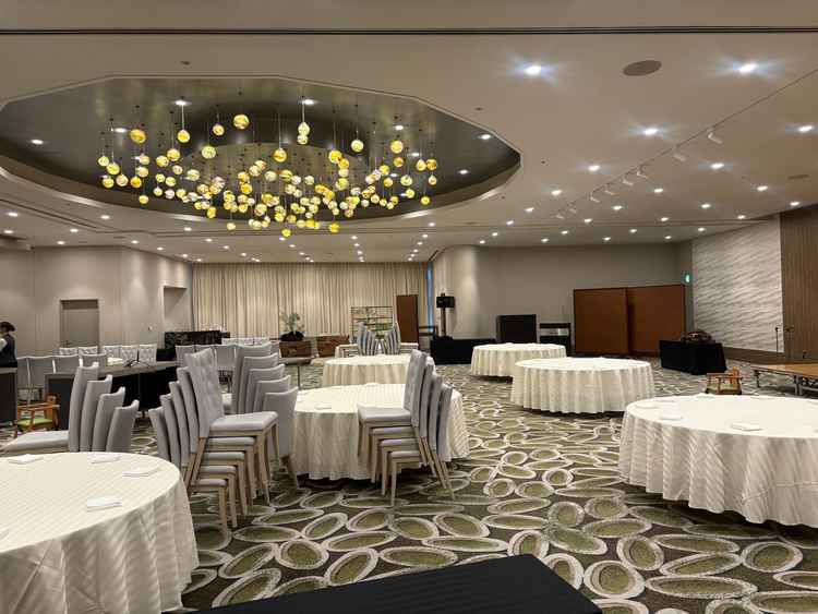 オリーブの会場は、天井にオリーブをイメージした球体が綺麗で、カーテンの外には貸切のガーデンがあります