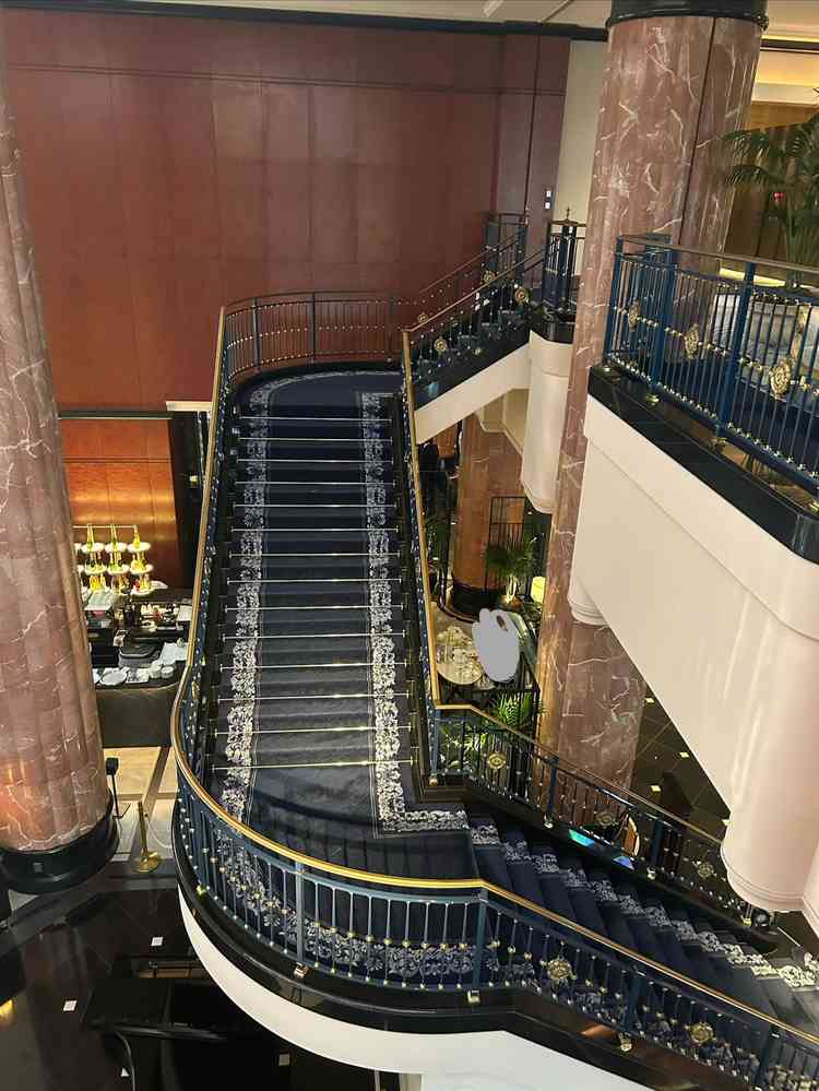 ２階から撮った螺旋階段です。クラシカルな雰囲気があり、ドレス姿でとても映える写真スポットです。