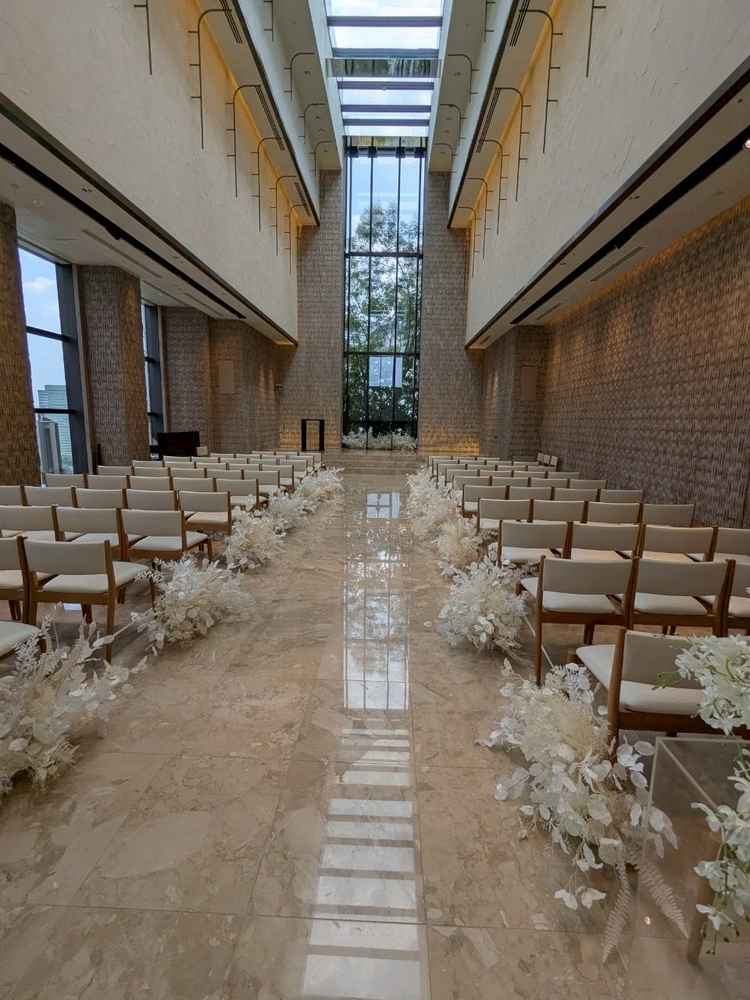 天候によってチャペルは暗いイメージになるかと思った