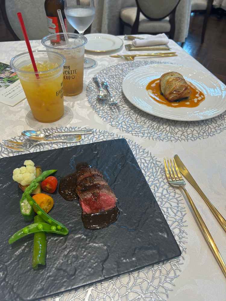 試食をいただきました。お肉とお魚もクオリティ高くとても美味しいです。シェフの方も気さくで素敵でした！