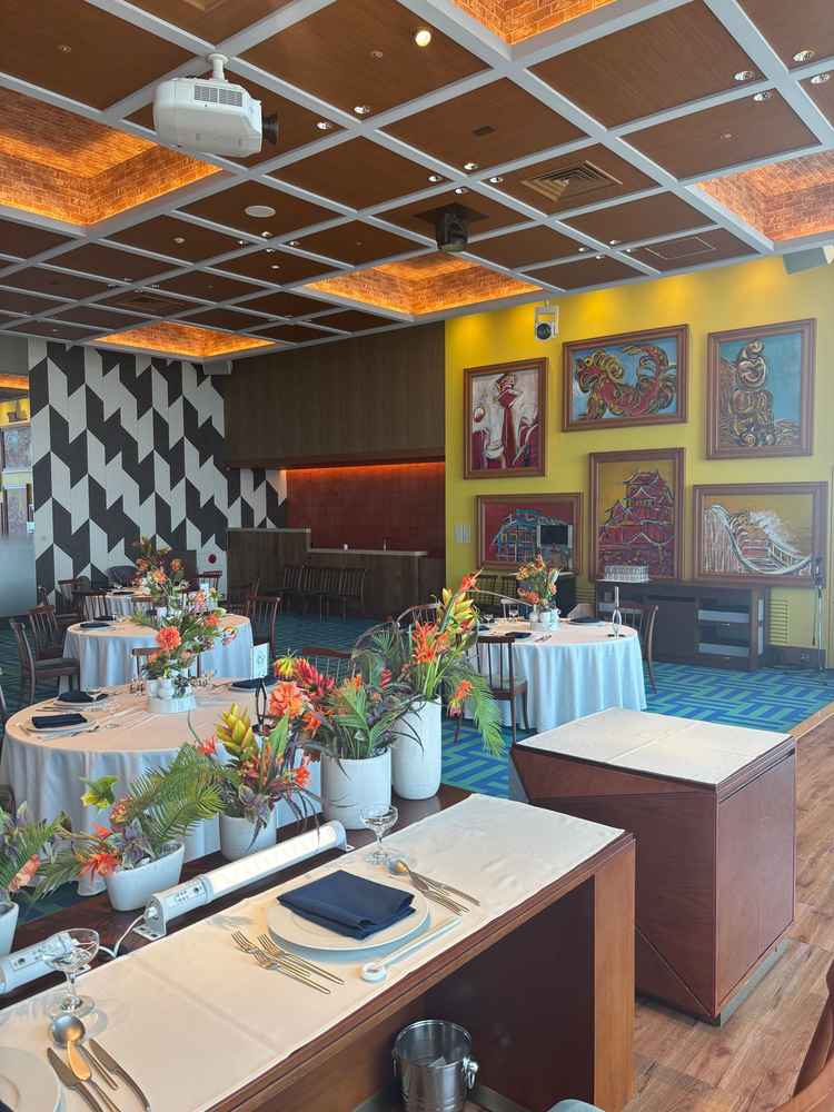 ONEderの披露宴会場。内装が派手で、usjの景色とマッチしており良いと思いました。