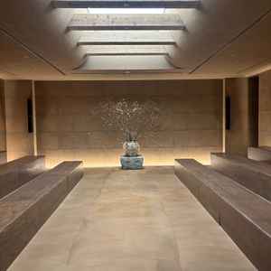 土で作られているシンプルだけど上品でオシャレなチャペル。