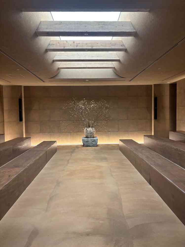 土で作られているシンプルだけど上品でオシャレなチャペル。