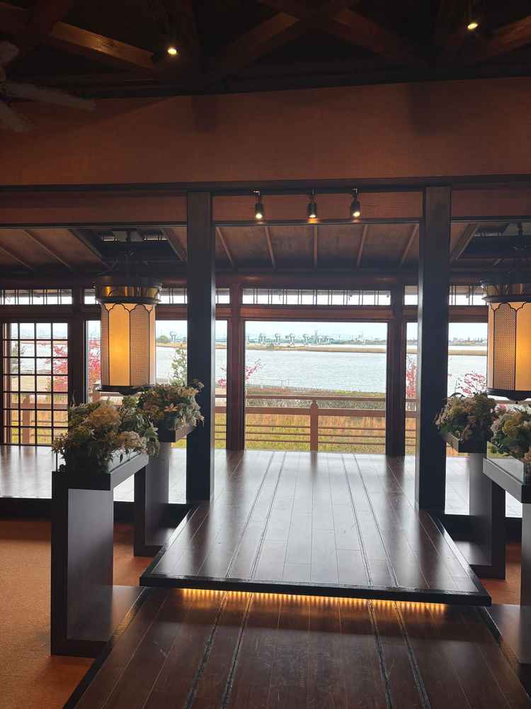 自然を感じれるチャペルでとてもいい景色でした。紅葉もみれました。和な雰囲気がすごくよかったです！