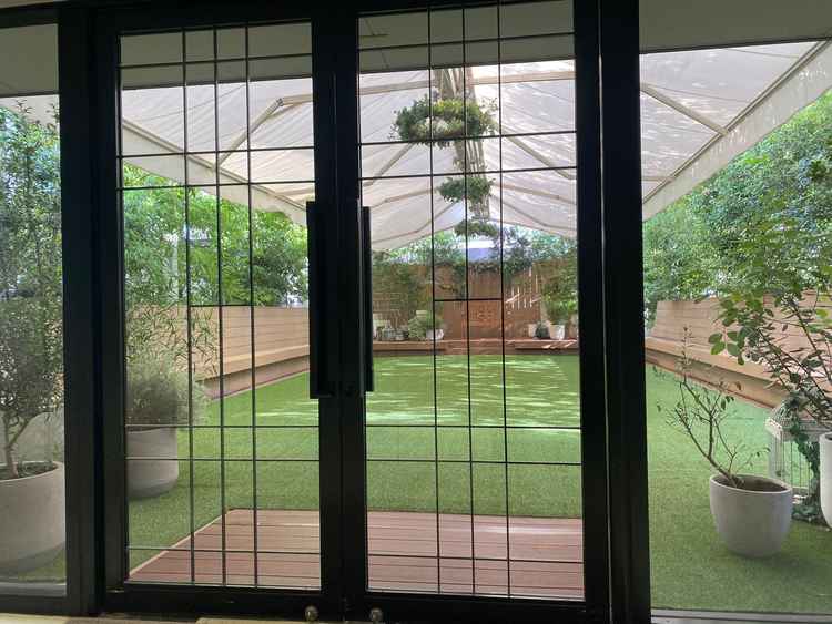 ガーデンを使った挙式やビュッフェ形式の料理などにも使えます。