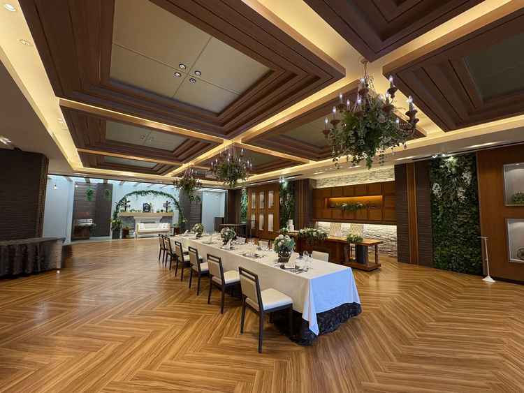 下の階のチャペル使用時の披露宴会場です。家族のみでの準備だったのでテーブル配置は特殊です