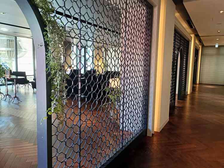 待合室。広いスペースが確保され、受付が同じ空間にあり、並ばずに受付を待てる特色がありました。