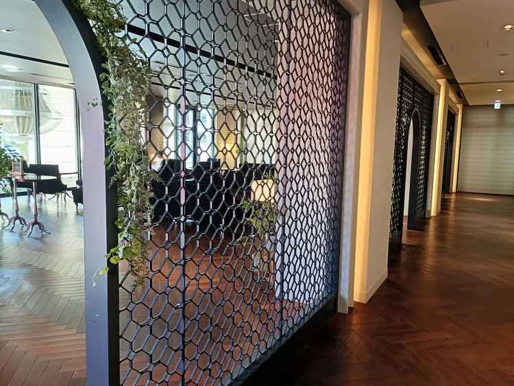 待合室。広いスペースが確保され、受付が同じ空間にあり、並ばずに受付を待てる特色がありました。