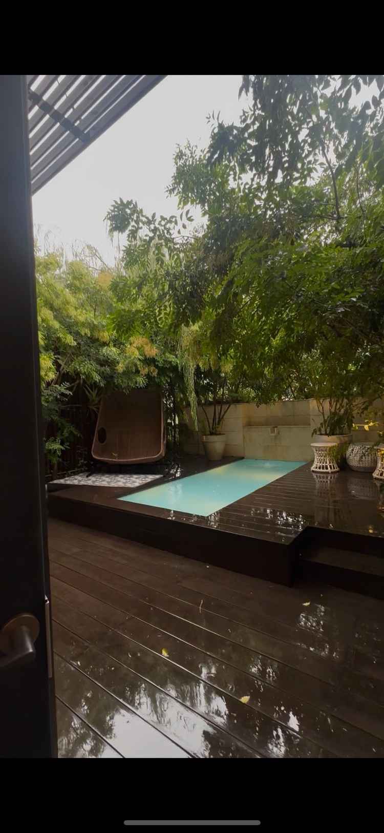 披露宴会場の外のプールは大きくはないですが、数人で座る分には申し分ない広さです