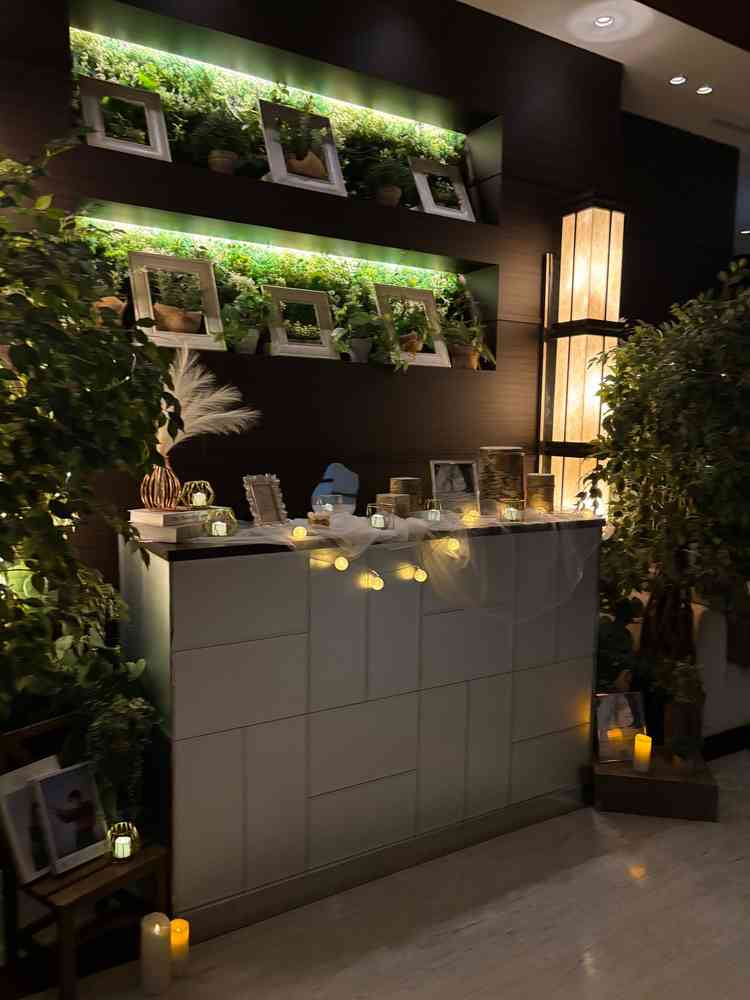 チャペルへ入る前のスペース。明るさは調節がきき、チャペルが明るいので敢えて暗めにしてチャペルを強調！