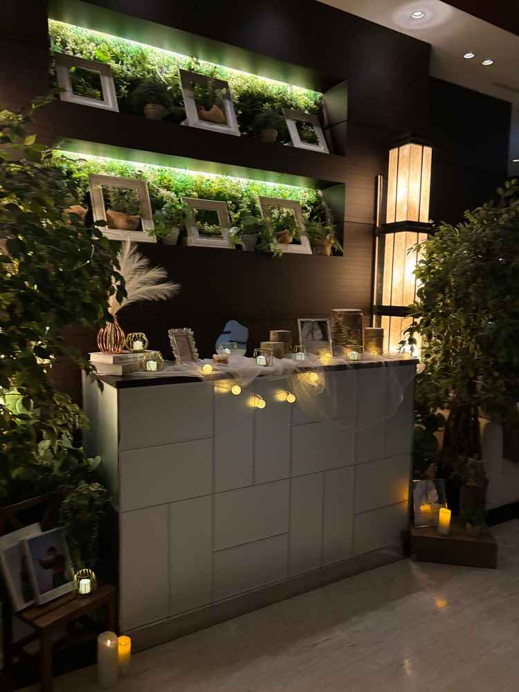 チャペルへ入る前のスペース。明るさは調節がきき、チャペルが明るいので敢えて暗めにしてチャペルを強調！