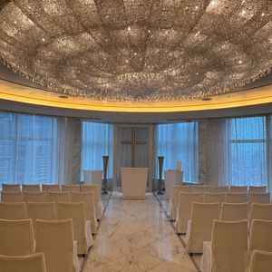 80人収容できるチャペル。ホテルで一番大きなシャンデリアがある