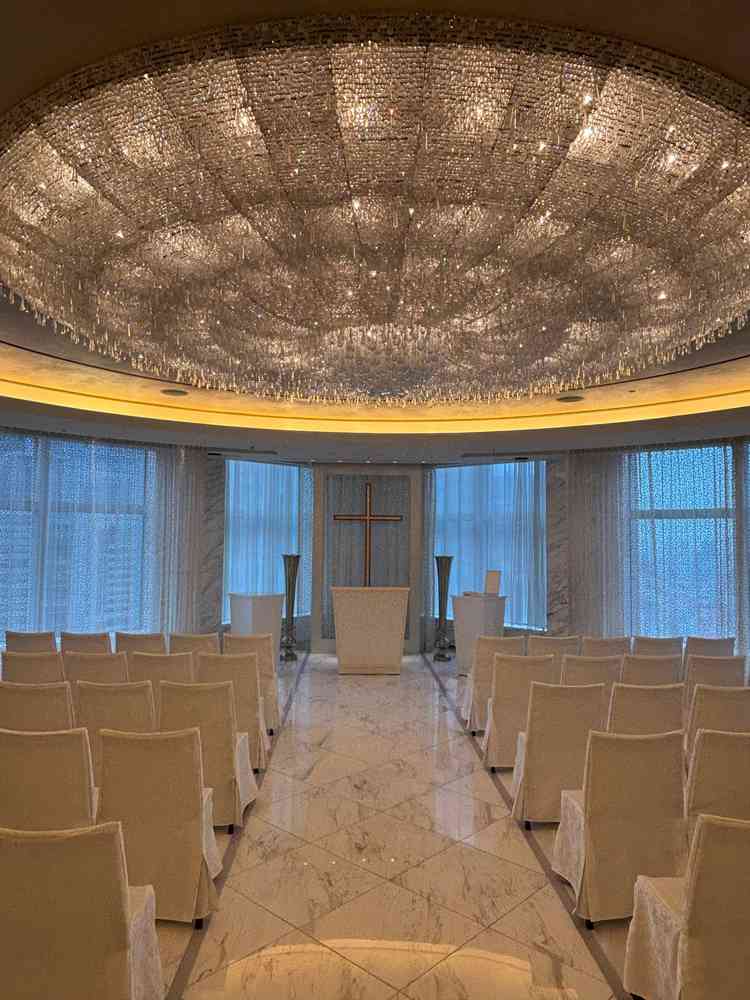 80人収容できるチャペル。ホテルで一番大きなシャンデリアがある