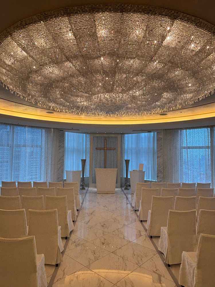 80人収容できるチャペル。ホテルで一番大きなシャンデリアがある