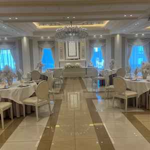 披露宴会場は、ベージュで統一感があり可愛らしい雰囲気だった。