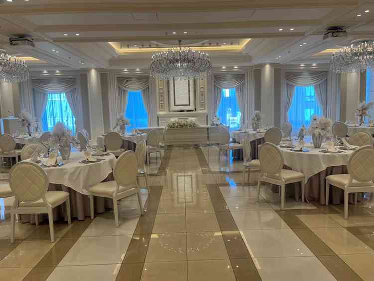 披露宴会場は、ベージュで統一感があり可愛らしい雰囲気だった。